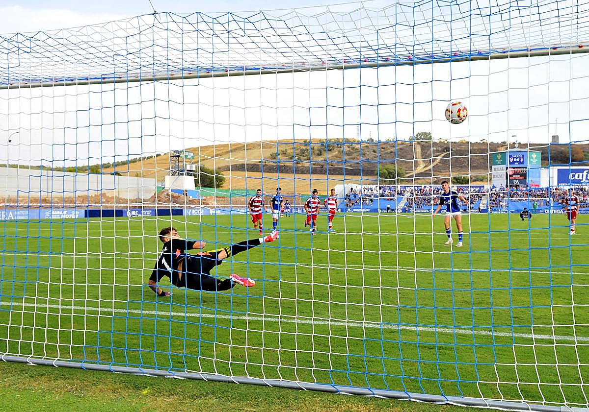 Imagen principal - Gol de Isra Cano, la afición local en Linarejos y Mauro Lucero siendo atendido