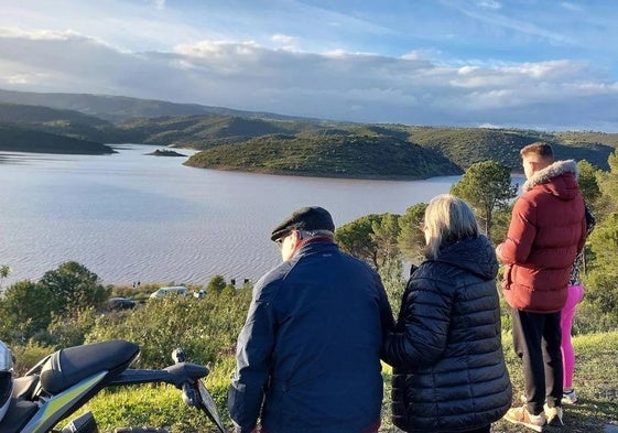 Imagen de varias personas visitando el pantano del Rumblar en abril