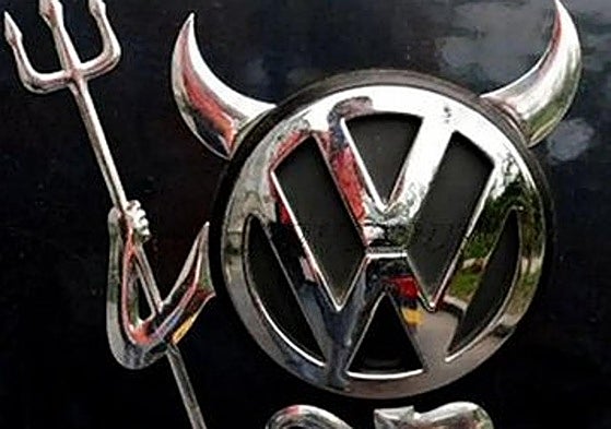 Detalle del coche robado en una calle de la Chana