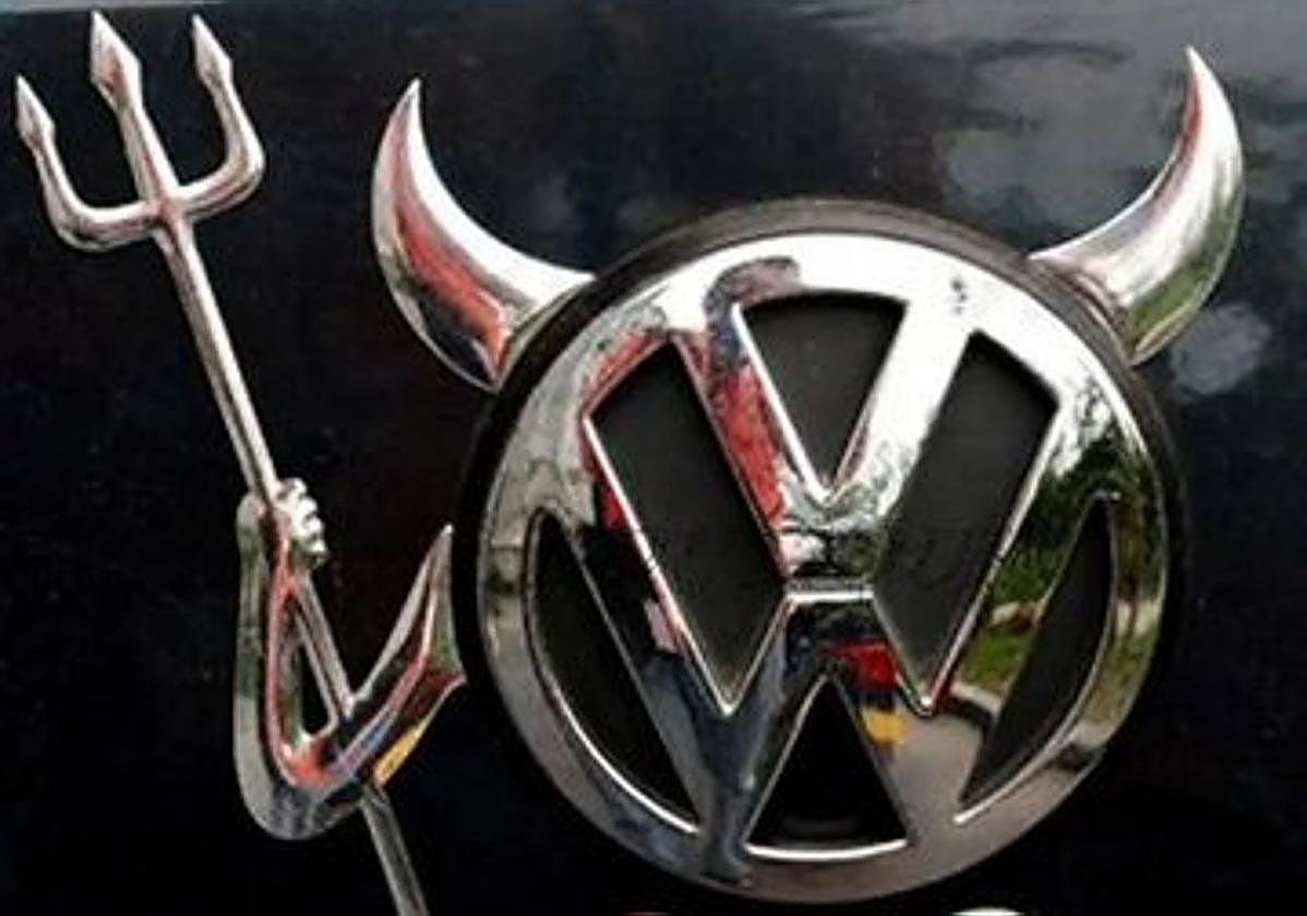 Detalle del coche robado en una calle de la Chana