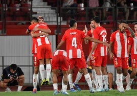 Jugadores del Almería celebrando el gol