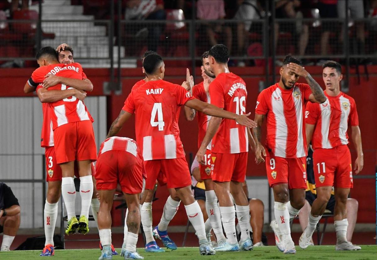 Jugadores del Almería celebrando el gol