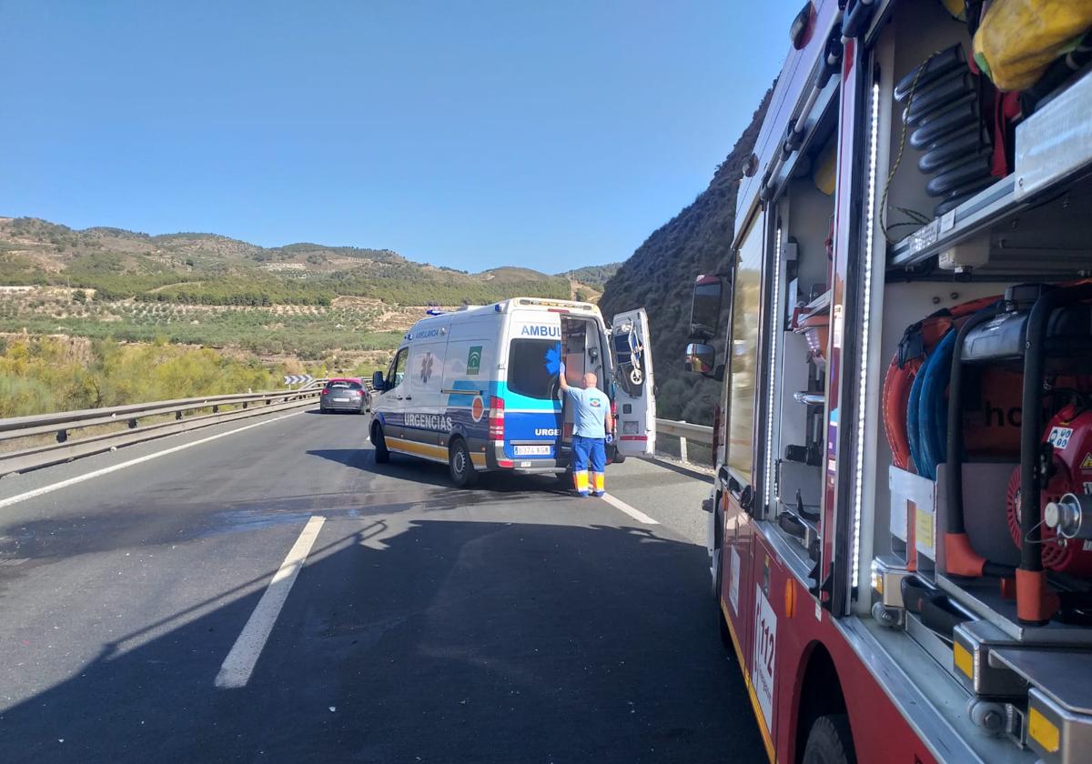 Actuación de Bomberos y 061 en una accidente anterior en Granada.