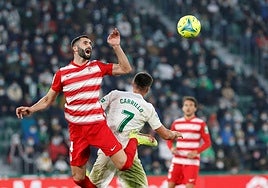 Max Gonalons, de rojiblanco, pelea una pelota por arriba en la última visita del Granada al Elche.