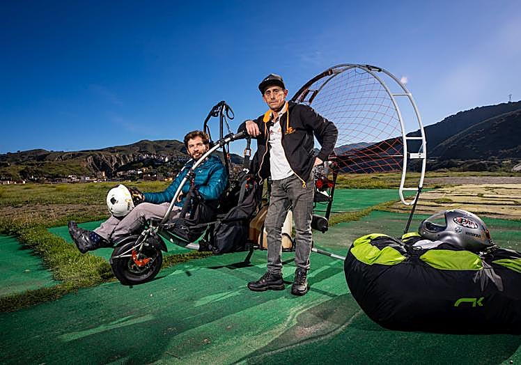 Ramón Morillas y Carlos Peña posan para IDEAL en el campo de vuelo de Cenes de la Vega.