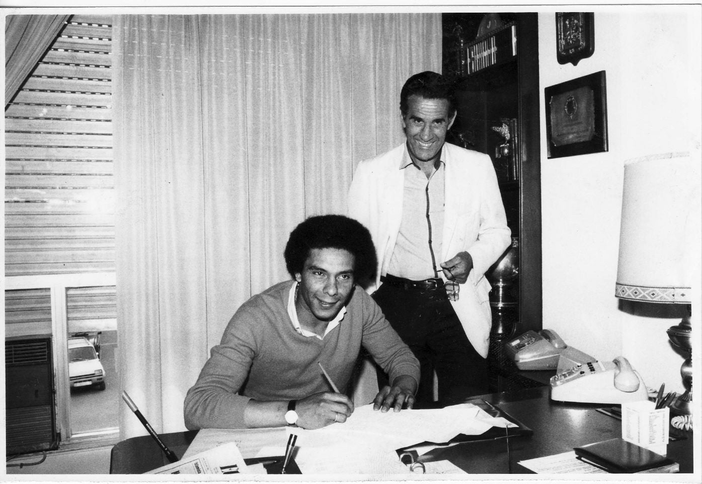 Carlos Eduardo Peruena, firma su contrato como nuevo jugador del Granada CF en presencia del presidente. Julio de 1983