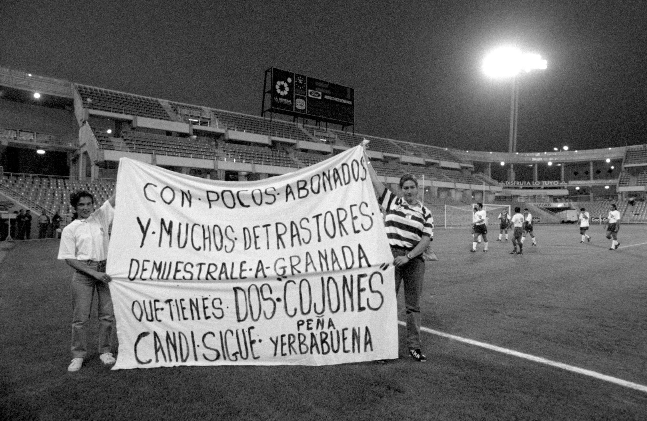 Aficionados del club le piden que no abandone en una imagen de 1996.