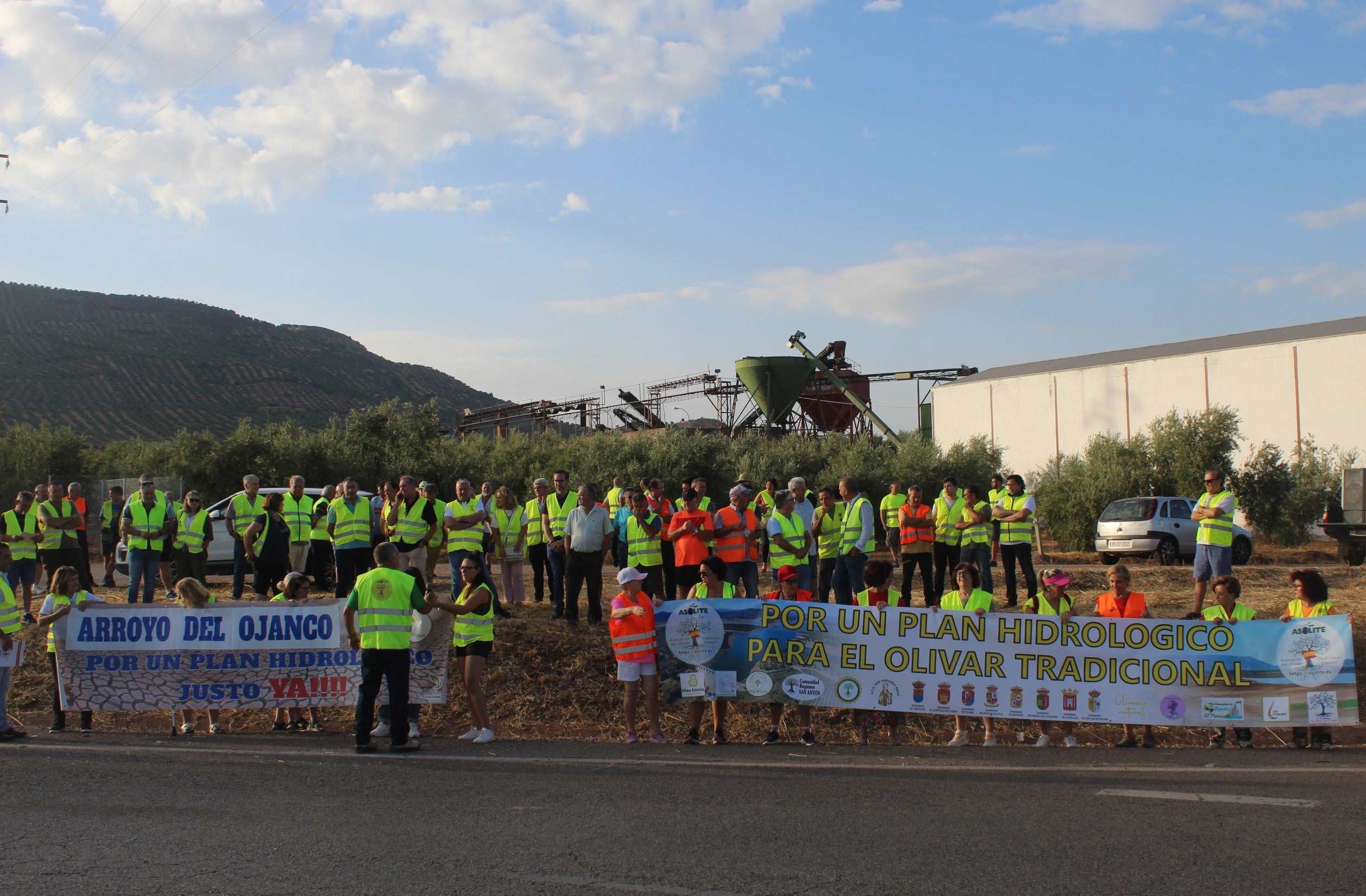Concentrados con las pancartas reivindicativas en la glorieta de acceso a Arquillos.
