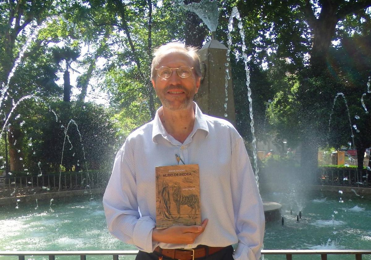 El escritor Ángel Olgoso, junto a la Biblioteca del Salón