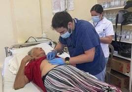 Imagen de un médico atendiendo a una mujer en una expedición anterior de Quesada Solidaria