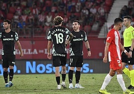 Gelabert habla con Víctor Campuzano, que marcó el gol del Sporting.