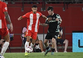 Robertone conduce el balón y se abre espacio ante Guille Rosas.