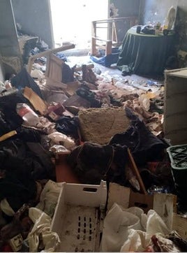 Basura en el piso de Maracena antes de ser retirada.