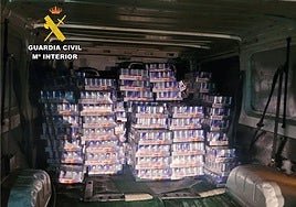 Imagen de las 4.000 latas de bebida energética halladas por la Guardia Civil