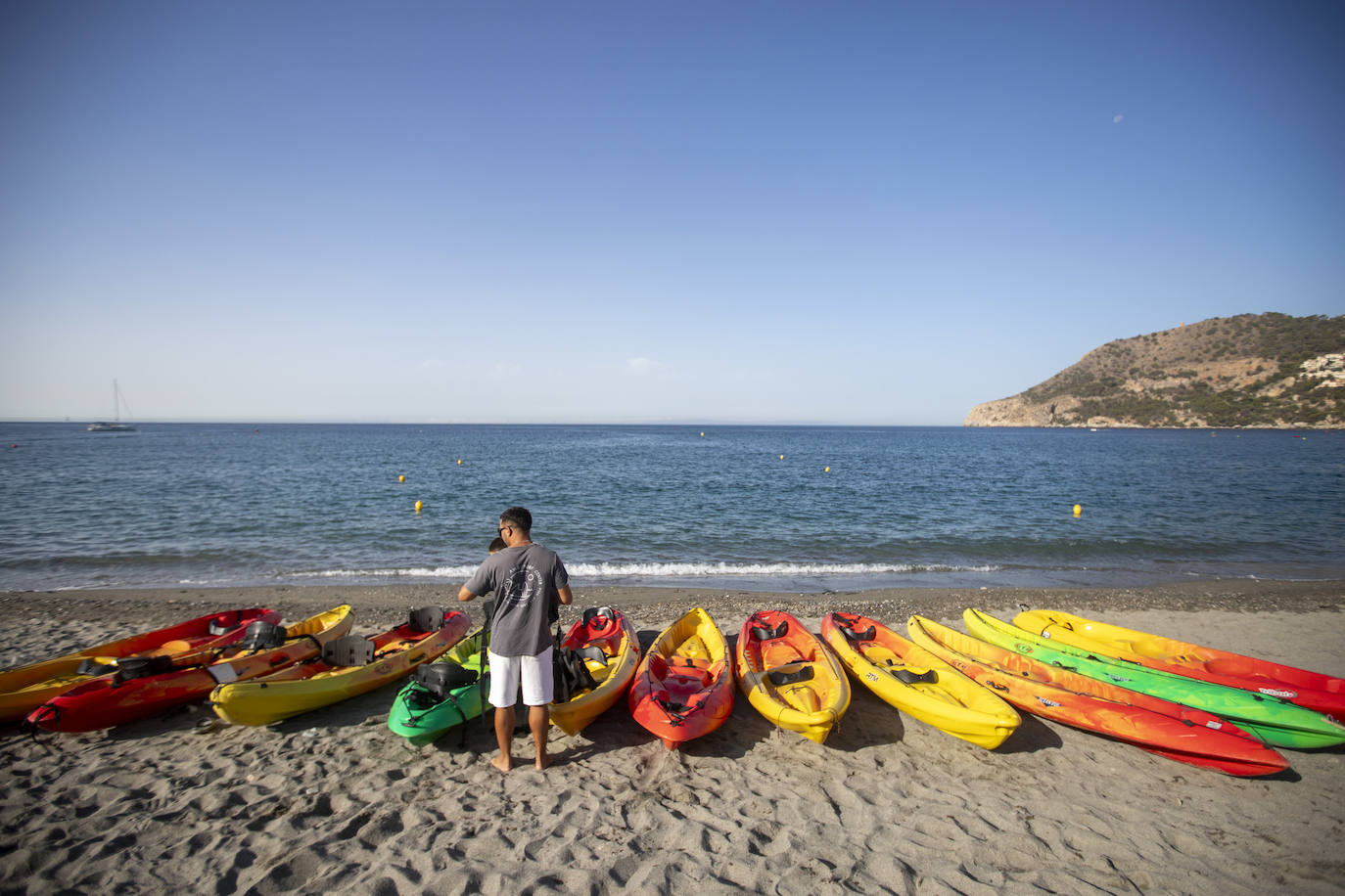 El kayak se pone de moda en la Costa Tropical