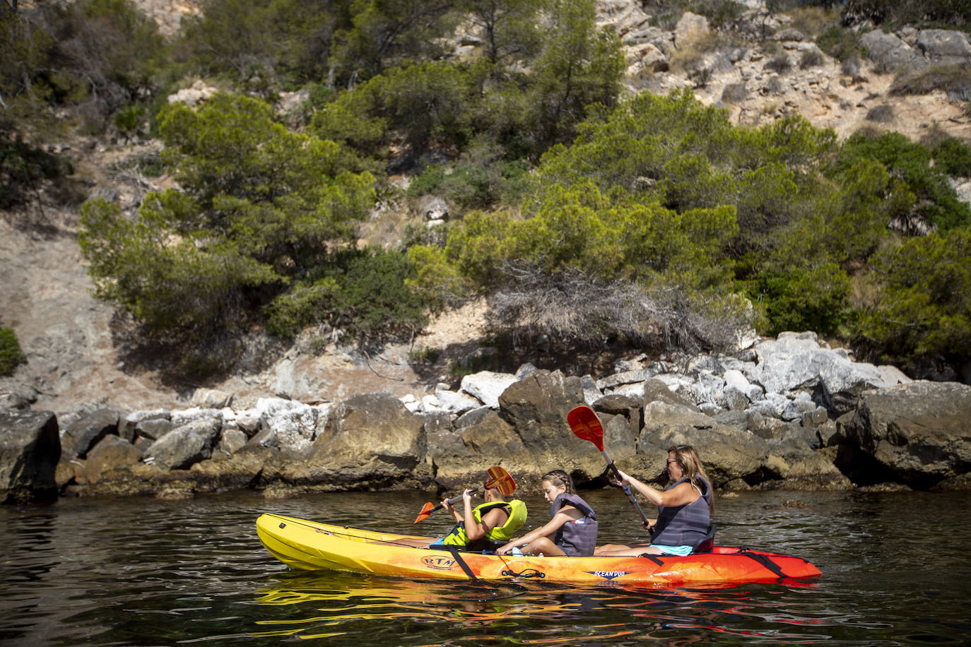 El kayak se pone de moda en la Costa Tropical