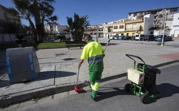 Operario de la limpieza en Motril.