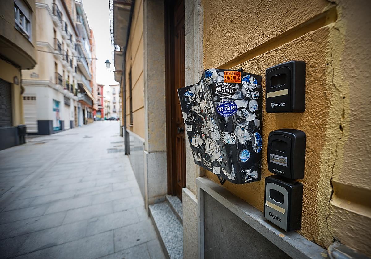 Cajas con llaves para pisos turísticos en una calle del barrio del Boquerón