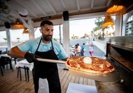 Un profesional en un chiringuito de la Costa Tropical.