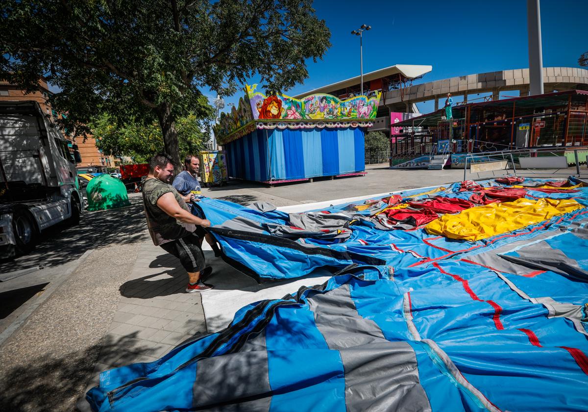 Preparativos de una feria del Zaidín pasada junto a Los Cármenes.