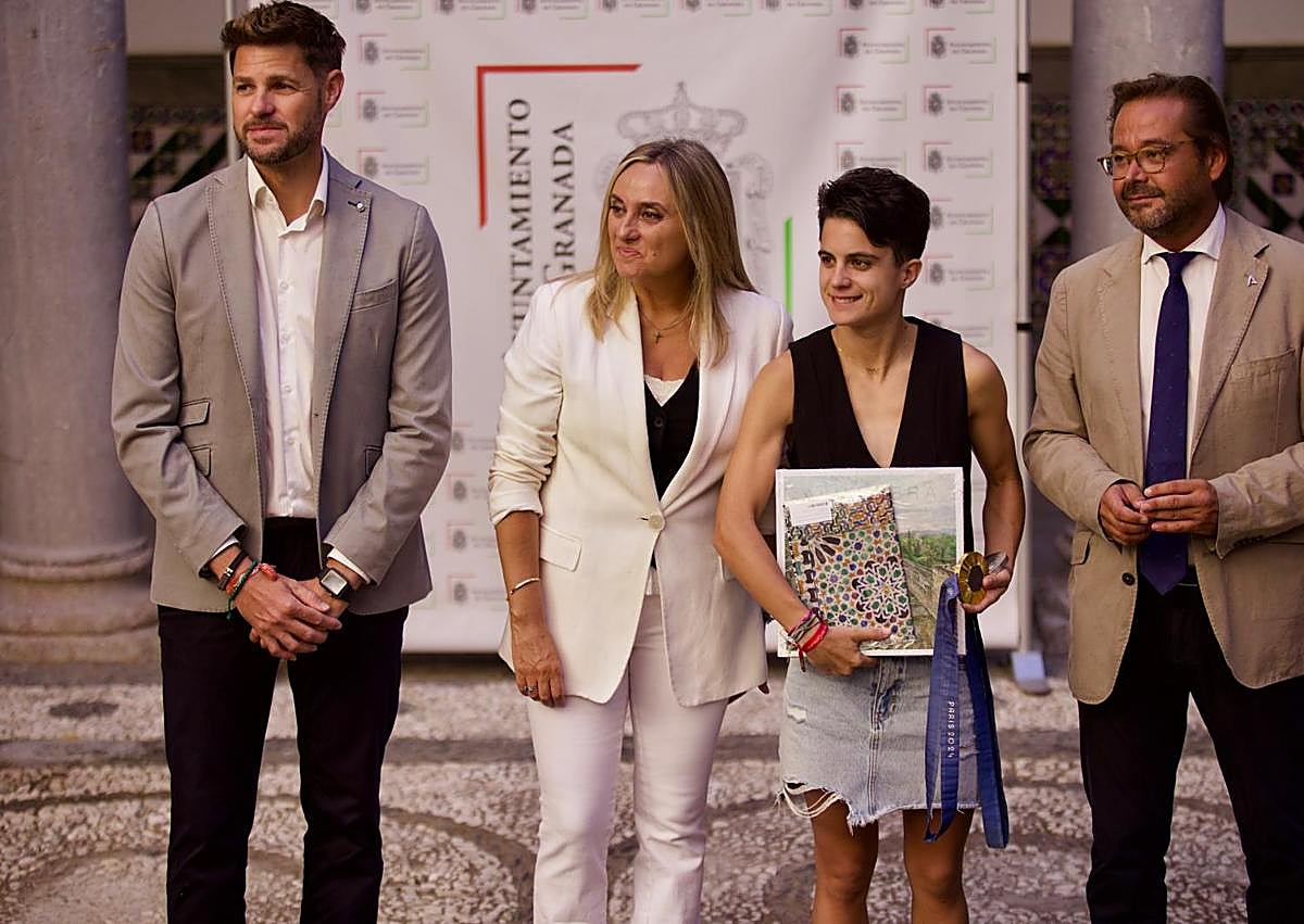 Imagen secundaria 1 - María Pérez en el Ayuntamiento de Granada.