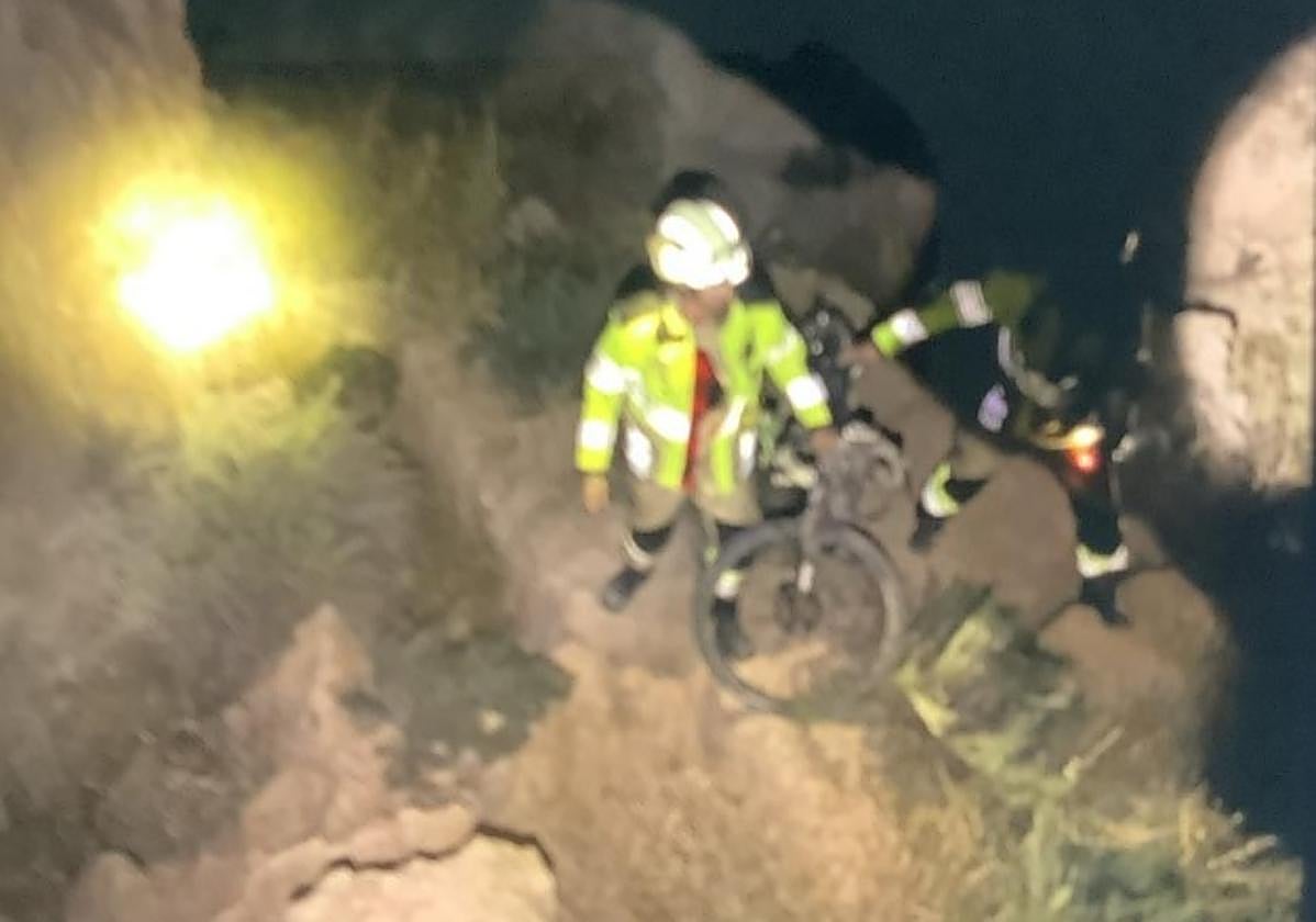 Bomberos rescatando al ciclista herido en el Geoparque.