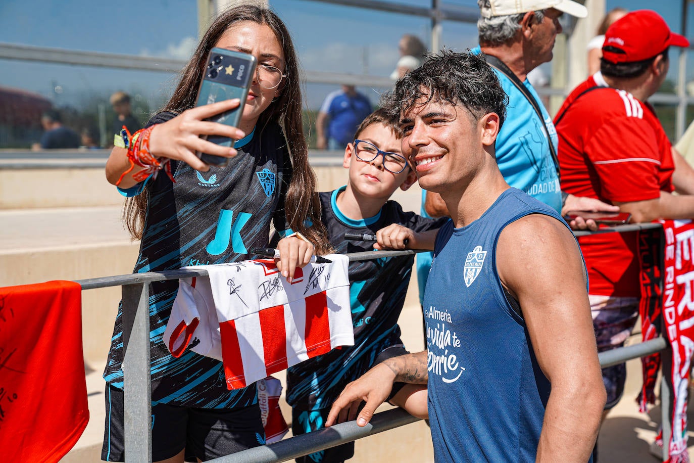 El Almería deja que los niños... y los mayores se acerquen