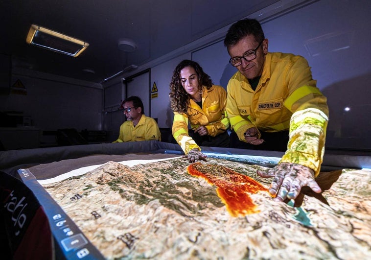 De izquierda a derecha, Antonio Sánchez, Laura Raya y Sergio Pueyos, del Plan Infoca de Granada, manejan un simulador de incendios.