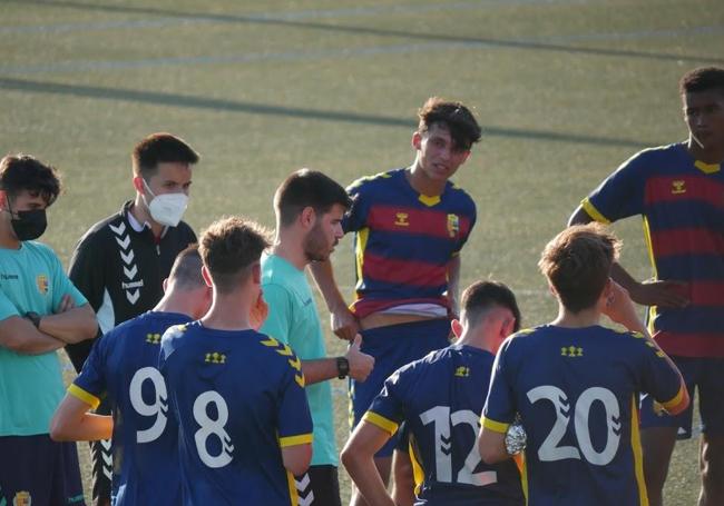 Guillem Ferrer, de celeste en el centro, junto a Diao, a la derecha, con el Costa Brava.