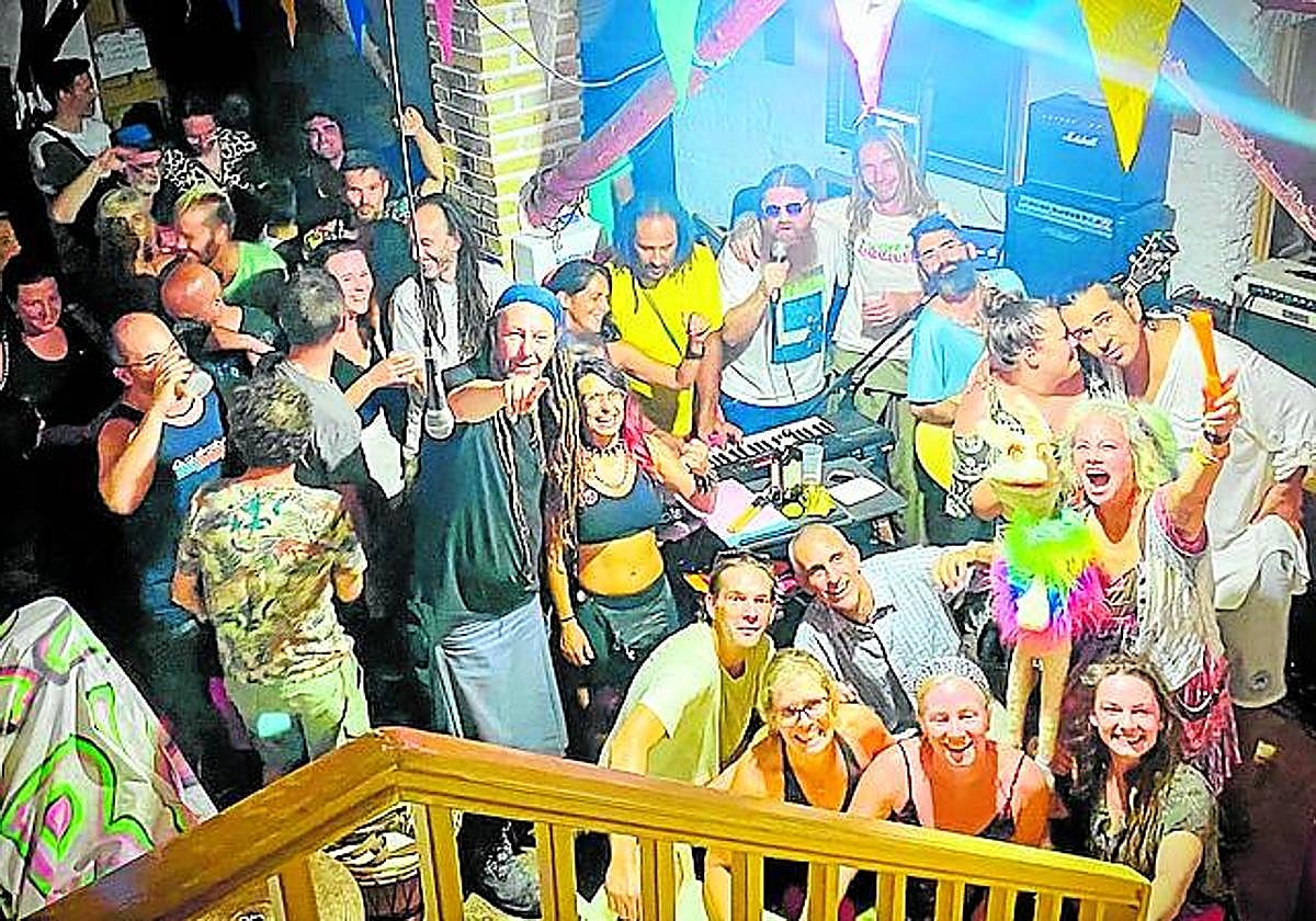 Varios de los participantes en la Jam celebran el récord.