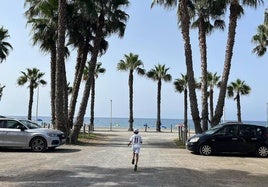 La bolsa de aparcamiento de Playa Granada, frente al chiringuito Bonobo, se convertirá en un gran parque el próximo verano.