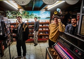 Actores de la película 'Segundo premio' en la tienda de discos Bora Bora.