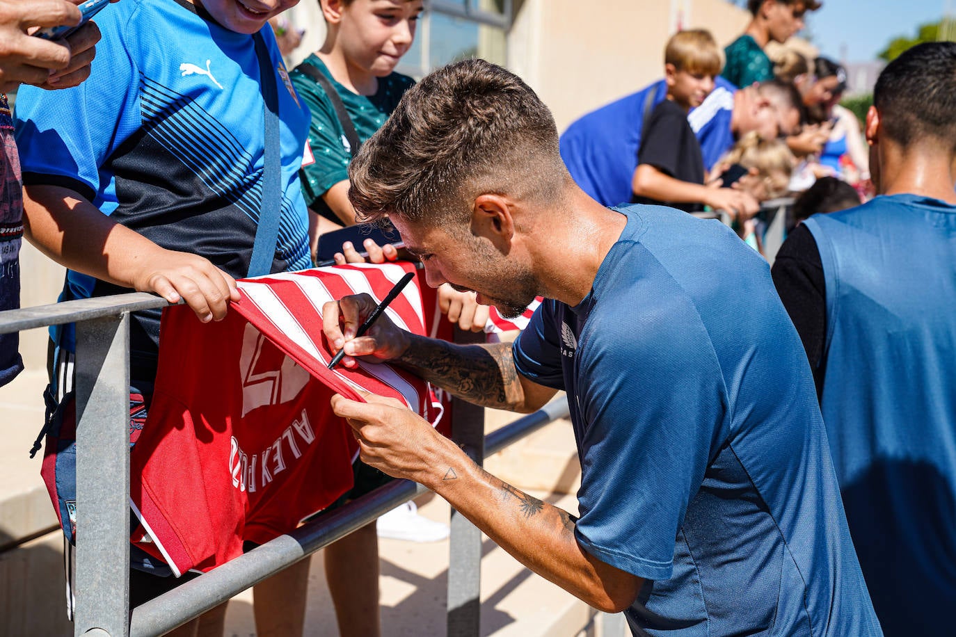 El Almería deja que los niños... y los mayores se acerquen