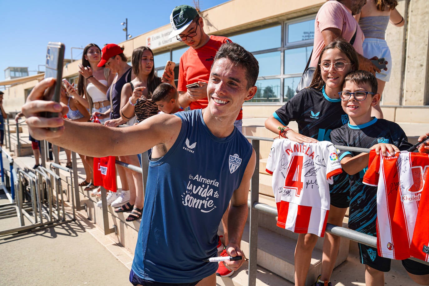 El Almería deja que los niños... y los mayores se acerquen
