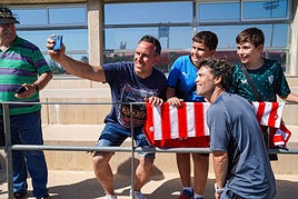 Rubi posa con algunos aficionados que se acercaron a ver el entrenamiento