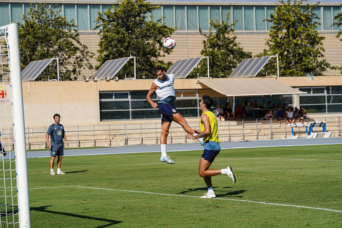 El Almería deja que los niños... y los mayores se acerquen