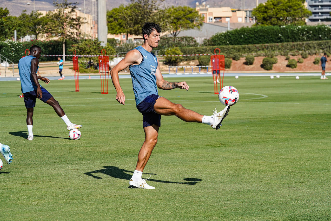 El Almería deja que los niños... y los mayores se acerquen