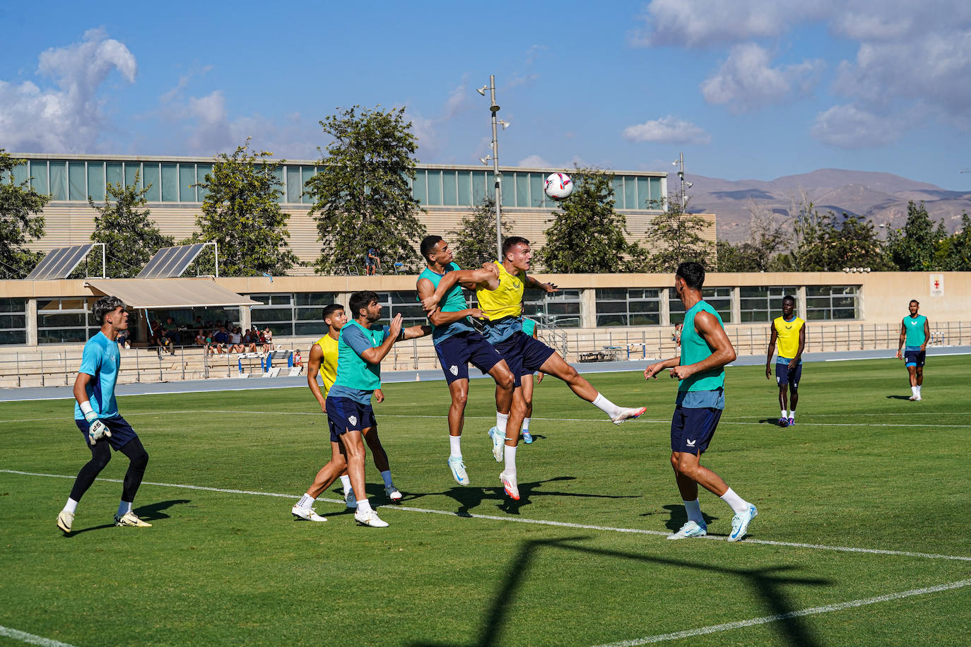 El Almería deja que los niños... y los mayores se acerquen