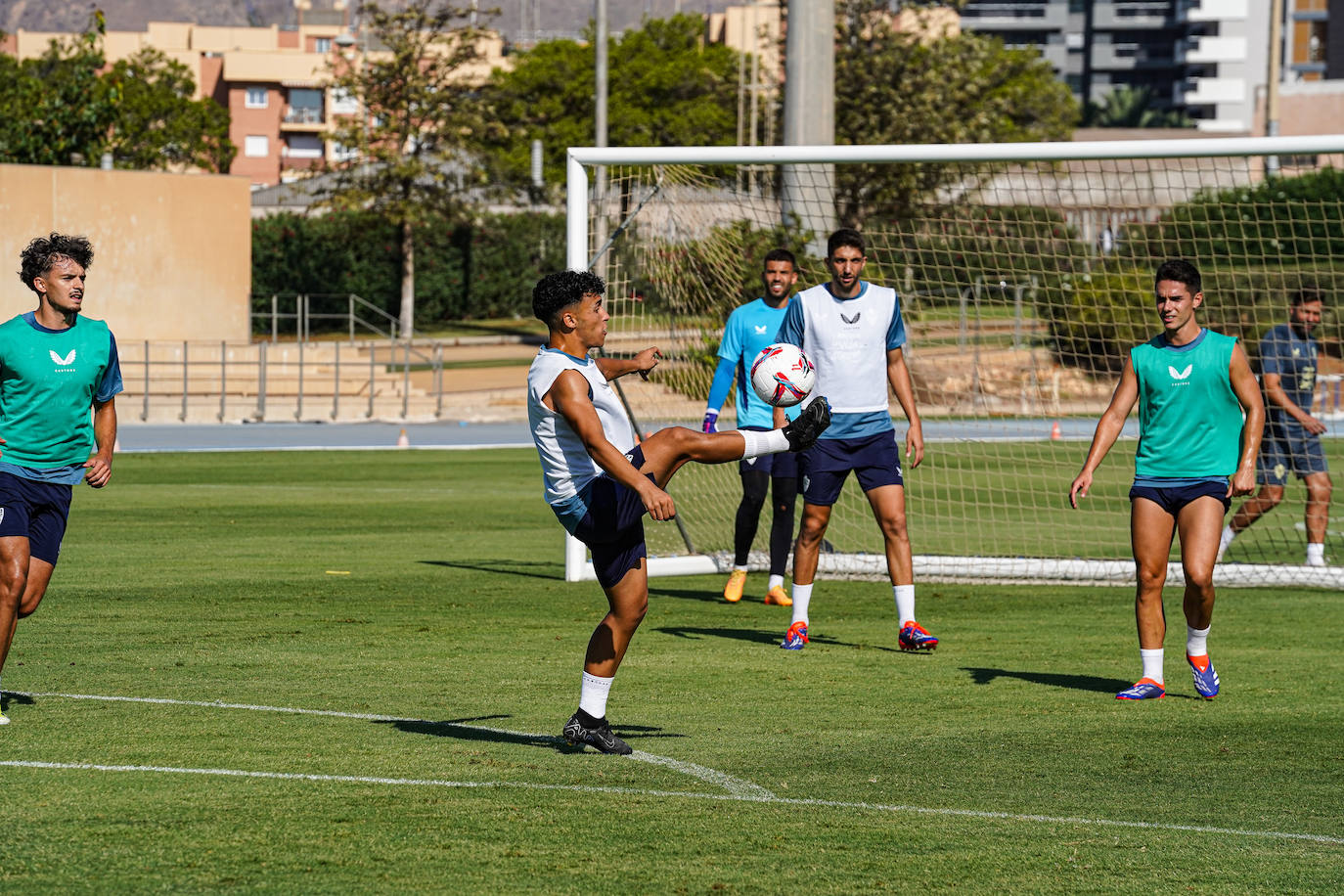 El Almería deja que los niños... y los mayores se acerquen