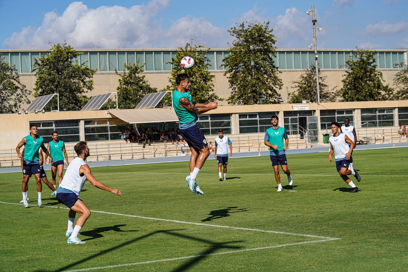 El Almería deja que los niños... y los mayores se acerquen