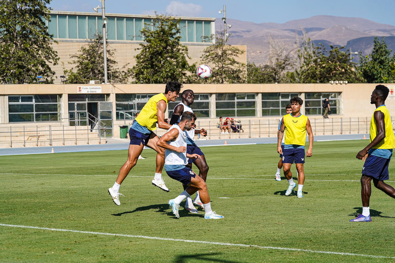 El Almería deja que los niños... y los mayores se acerquen