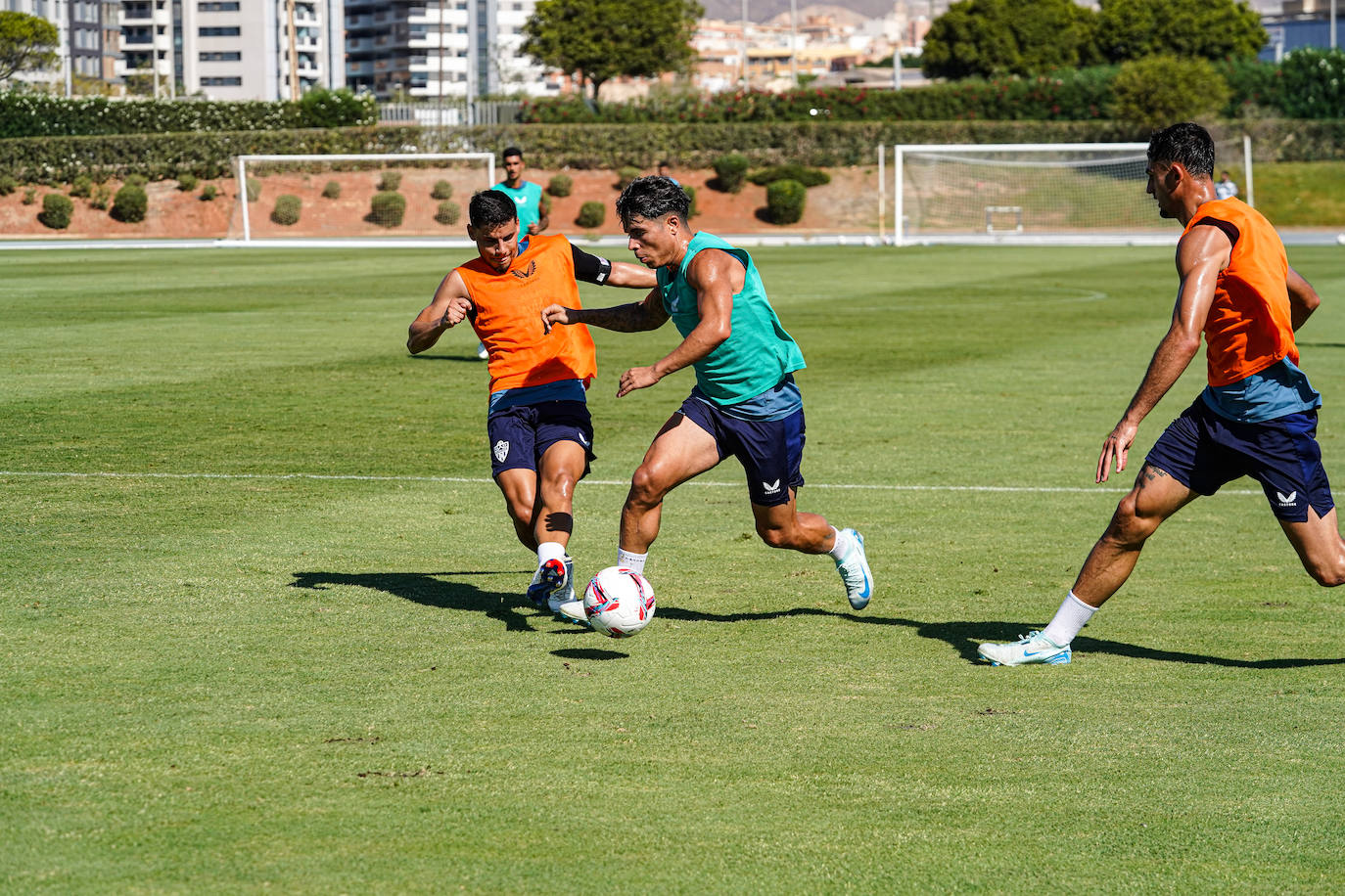 El Almería deja que los niños... y los mayores se acerquen