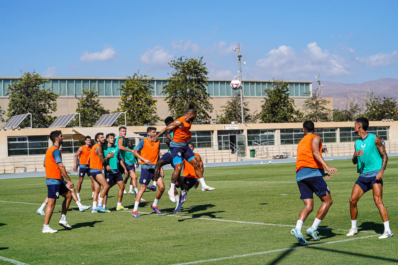 El Almería deja que los niños... y los mayores se acerquen