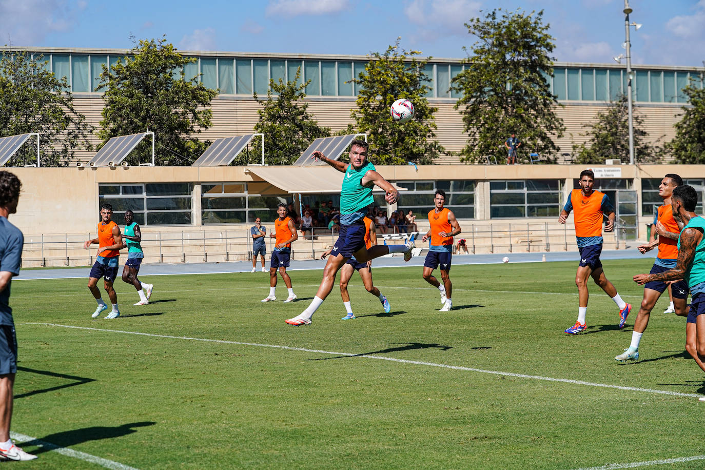 El Almería deja que los niños... y los mayores se acerquen