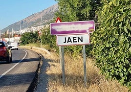 Uno de los carteles, a la entrada de Jaén, borrado.
