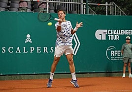 Roberto Carballés golpe la bola en el torneo hispalense.