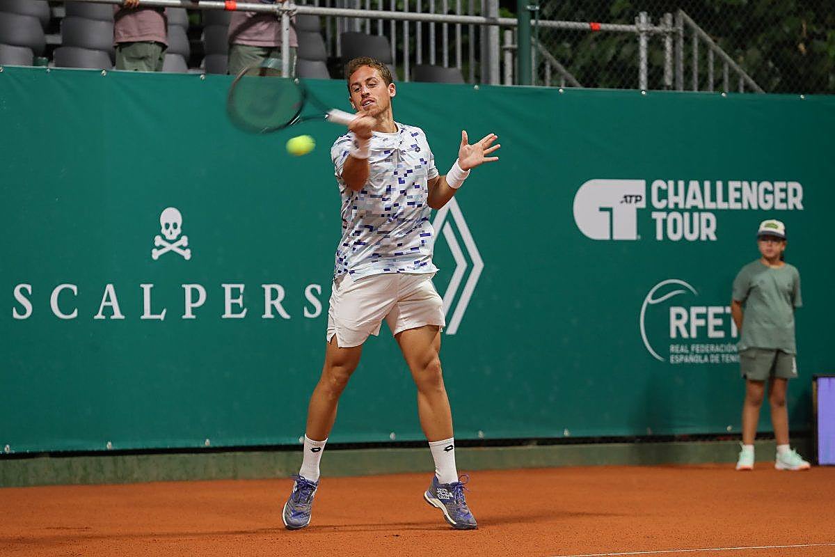 Roberto Carballés golpe la bola en el torneo hispalense.