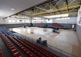 El suelo del pabellón cubierto dejará de tener imperfecciones para tener parqué y ser apto para grandes competiciones.