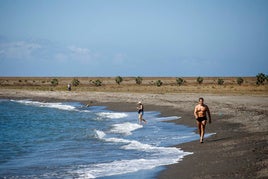 Playa El Pozuelo en Albuñol con bañistas en la actualidad.