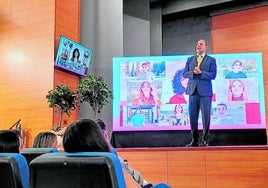 El rector se dirige a los estudiantes durante la Jornada de Bienvenida.